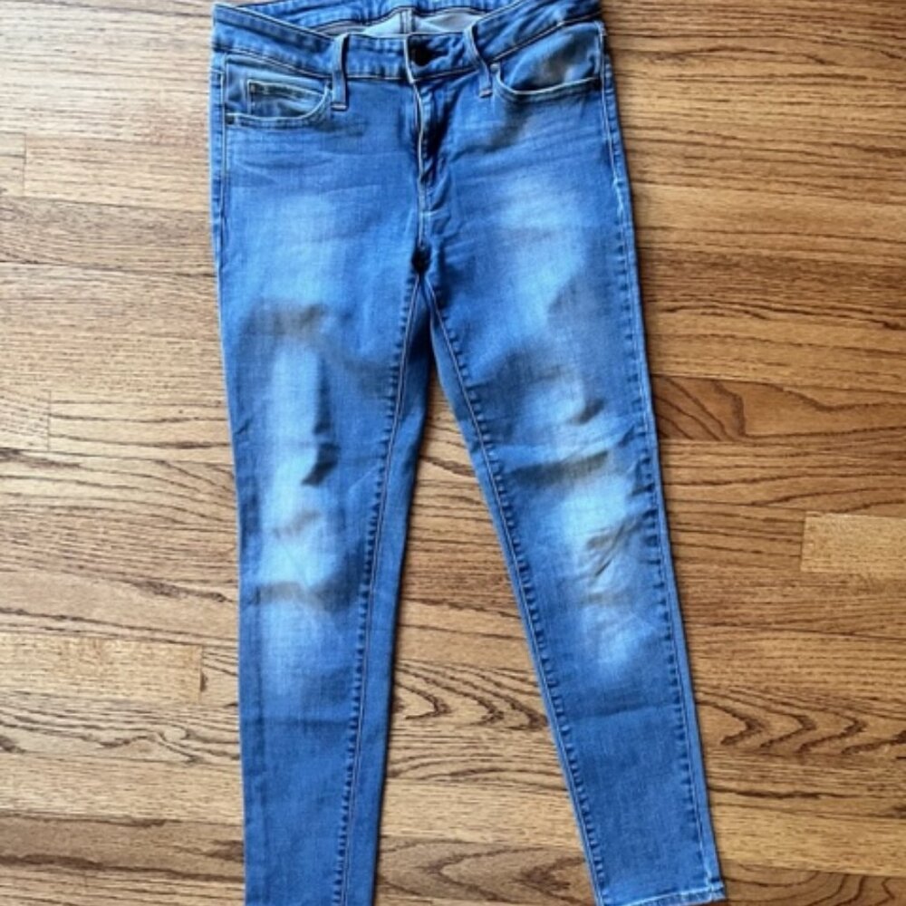 UNIQLO: Women's SIZE 26 Medium Wash Jeans in Great Condition